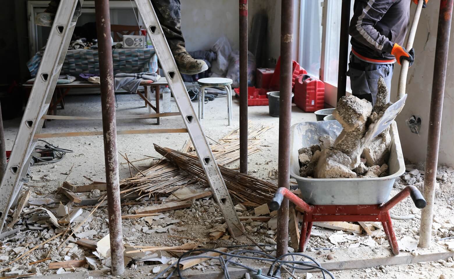 razbijanje betoan - na slici su merdevine i kolica puna građevinskog otpada